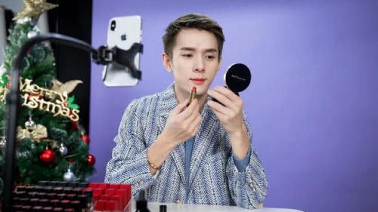 李佳琦是如何在抖音上火起來的？